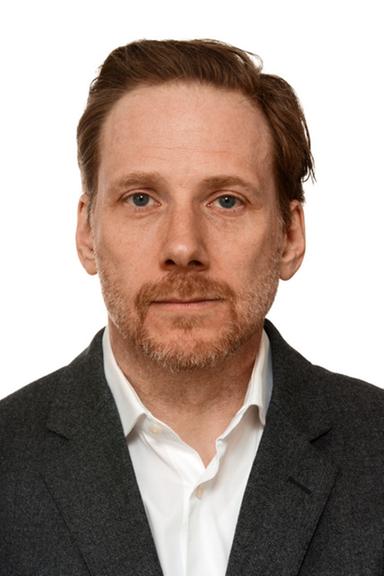 Der Publizist Björn Vedder, im grauen Sakko und offenem weißem Hemd, schaut freundlich in die Kamera. Der Publizist Björn Vedder, im grauen Sakko und offenem weißem Hemd, schaut freundlich in die Kamera.