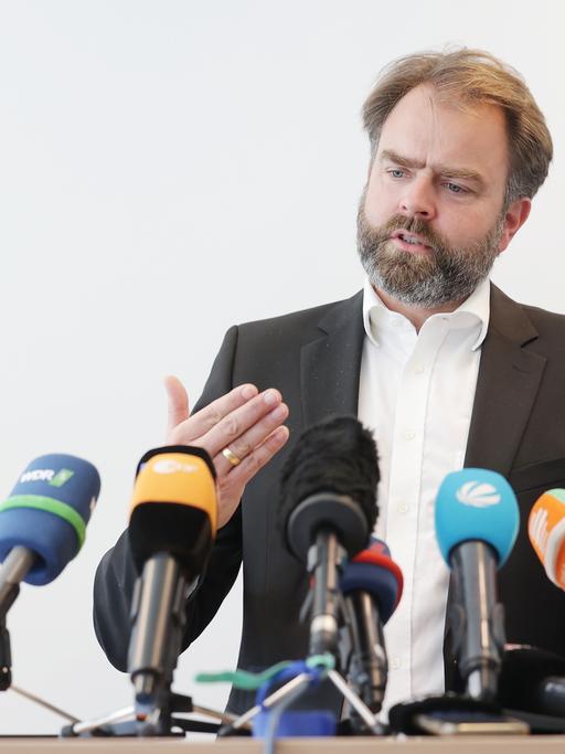 Torsten Frank, einer der Geschäftsführer von Trading Hub Europe, spricht auf einer Pressekonferenz zum Thema Gasversorgung. Nordrhein-Westfalens Ministerpräsident Wüst, Wirtschaftsministerin Neubaur und der Präsident der Bundesnetzagentur, Müller, besuchten Trading Hub Europe, ein Gemeinschaftsunternehmen der Gas-Fernleitungsnetzbetreiber.