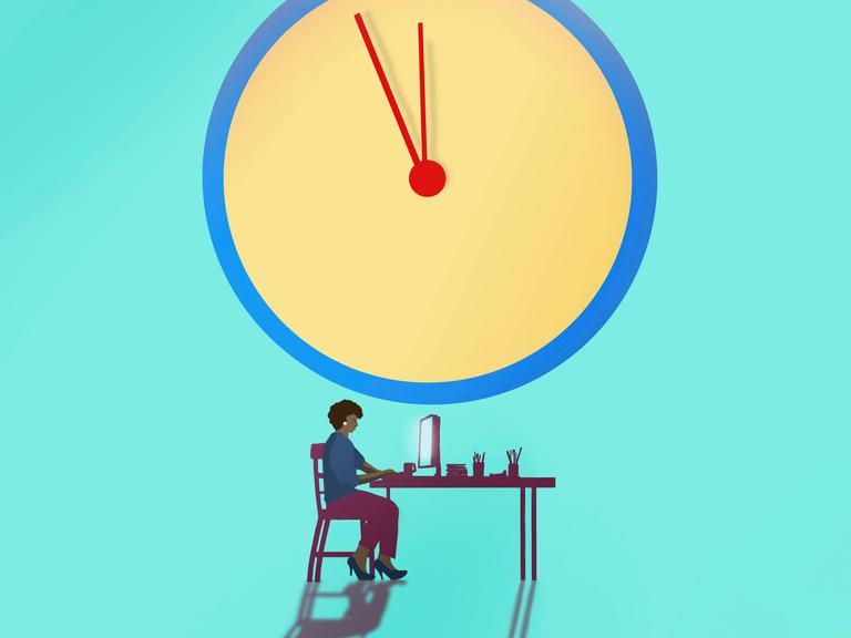 Illustration einer Frau, die an einem Schreibtisch arbeitet unter einer großen Uhr.