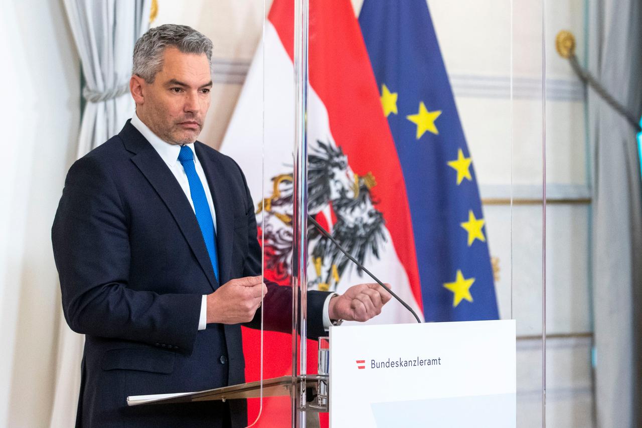 Der österreichische Bundeskanzler Nehammer steht vor einem Mikrofon. Der österreichische Bundeskanzler Nehammer steht vor einem Mikrofon.