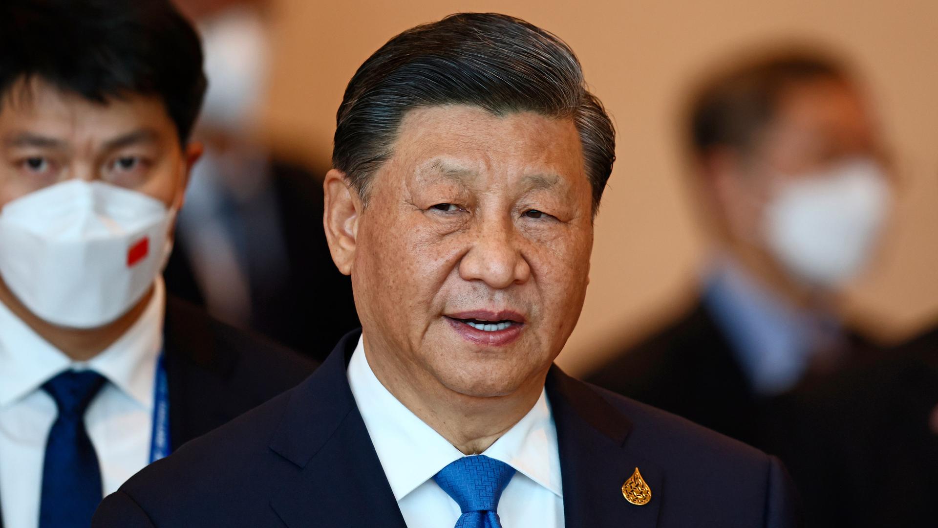 Chinas Präsident Xi Jinping trifft am Samstag, den 19. November 2022, in Bangkok, Thailand, ein, um am APEC-Wirtschaftsführertreffen während des Asien-Pazifik-Wirtschaftskooperations-APEC-Gipfels teilzunehmen. (Jack Taylor/Pool-Foto über AP)