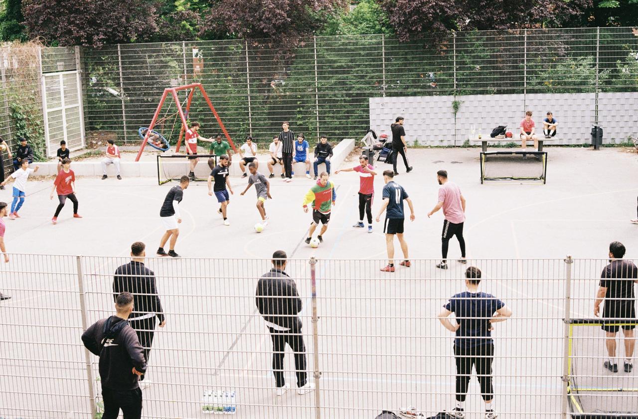 Jugendliche beim Fußballprojekt des Streetworkers Ristic Jugendliche beim Fußballprojekt des Streetworkers Ristic