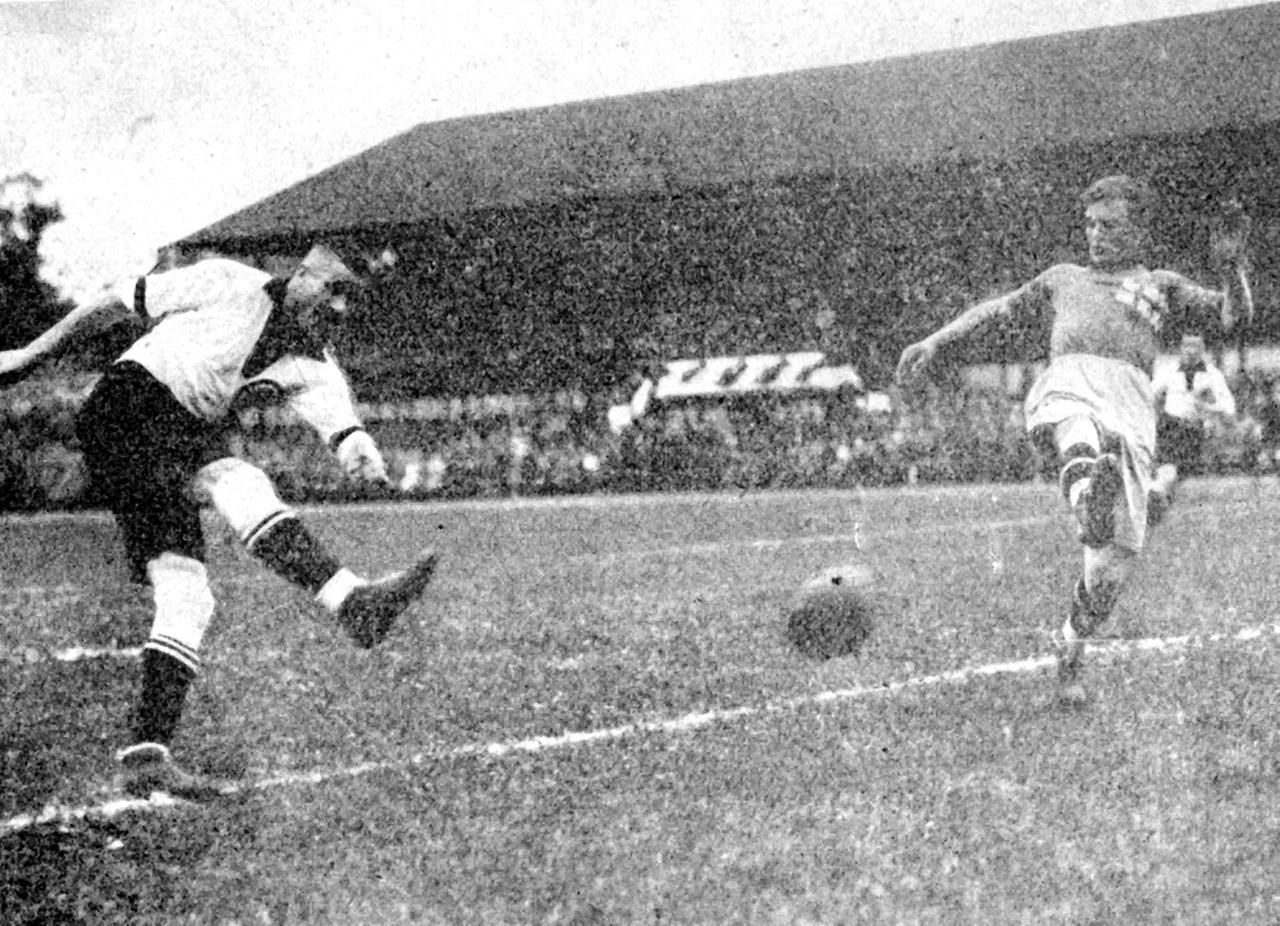 Der deutsche Nationalspieler Tull Harder schießt beim Fußball-Länderspiel Deutschland gegen Schweden am 20.06.1926 in Nürnberg auf das gegnerische Tor. 