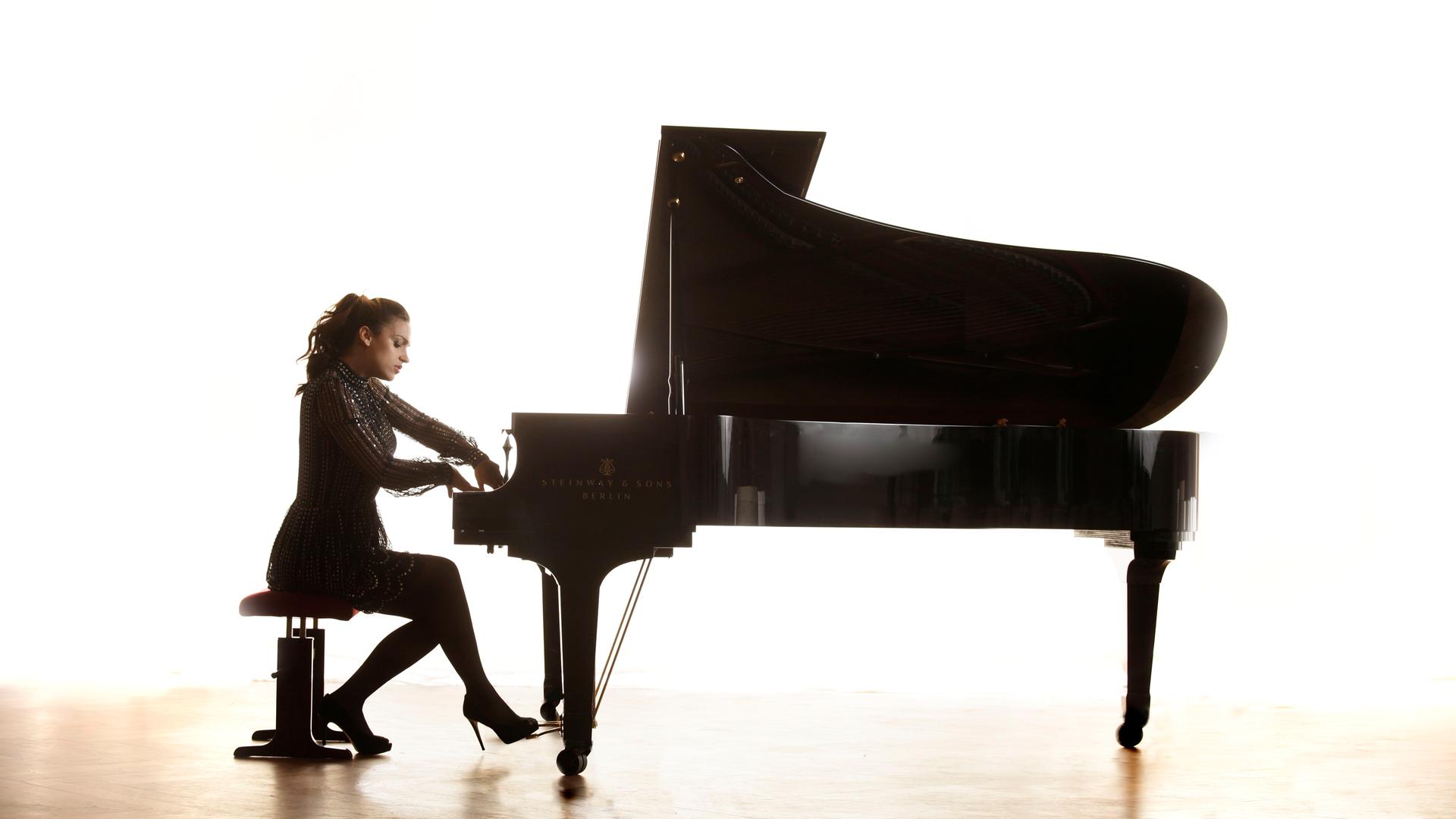 Die Pianistin Olga Scheps sitzt an einem Flügel. Die Pianistin Olga Scheps sitzt an einem Flügel.