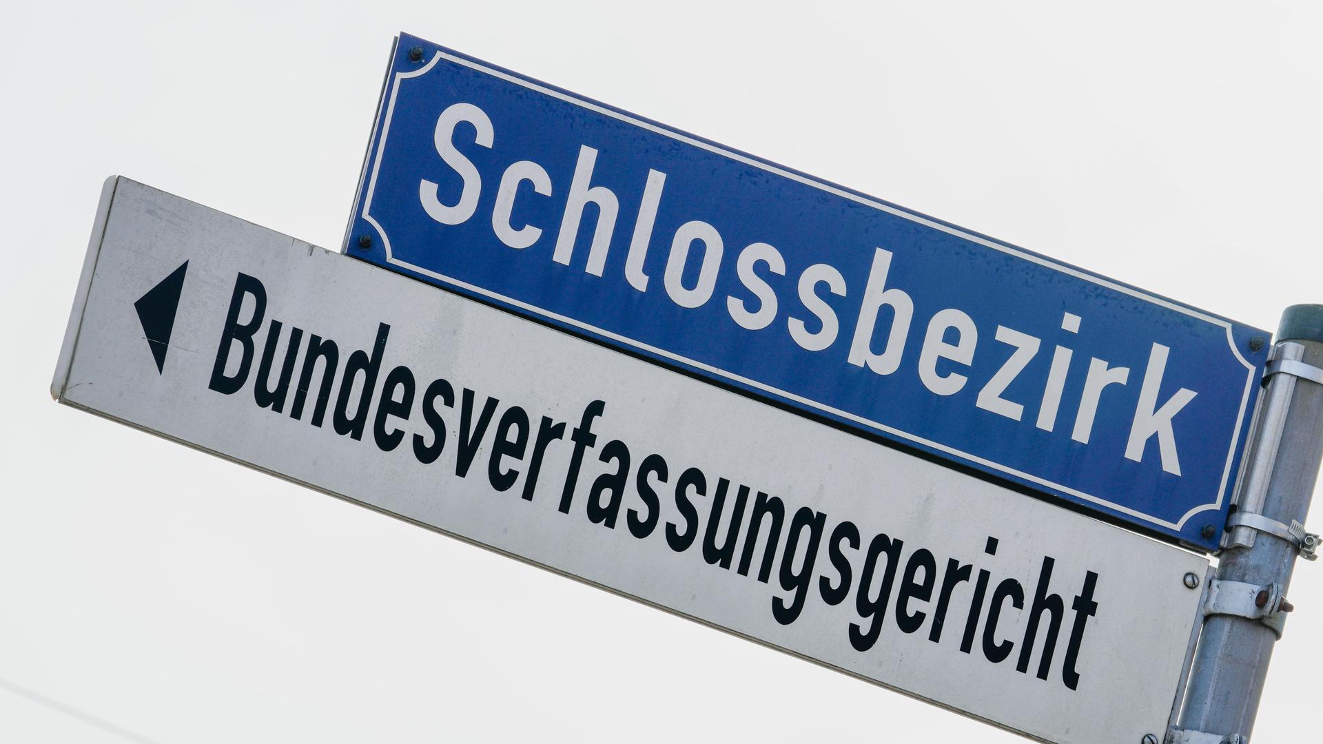 Ein Wegweiser zeigt mit einem Pfeil zum Bundesverfassungsgericht in Karlsruhe Ein Wegweiser zeigt mit einem Pfeil zum Bundesverfassungsgericht in Karlsruhe