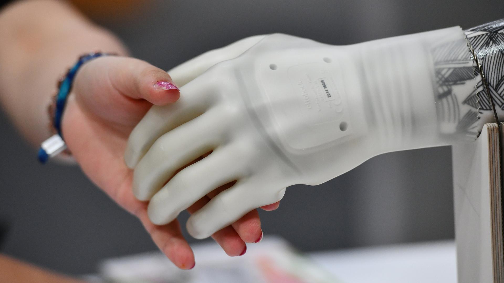 Eine Schülerin greift auf der Ideen Expo nach der künstlichen Hand eines Roboters, aufgenommen am 18.06.2019 in Hannover. Die IdeenExpo ist eine alle zwei Jahre stattfindende Mitmach- und Erlebnisveranstaltung für Kinder, Jugendliche und junge Erwachsen. Ziel ist es durch die Präsentation von innovativen Exponaten junge Menschen für Naturwissenschaften und Technik begeistern. Foto: Frank May/picture alliance Eine Schülerin greift auf der Ideen Expo nach der künstlichen Hand eines Roboters, aufgenommen am 18.06.2019 in Hannover. Die IdeenExpo ist eine alle zwei Jahre stattfindende Mitmach- und Erlebnisveranstaltung für Kinder, Jugendliche und junge Erwachsen. Ziel ist es durch die Präsentation von innovativen Exponaten junge Menschen für Naturwissenschaften und Technik begeistern. Foto: Frank May/picture alliance