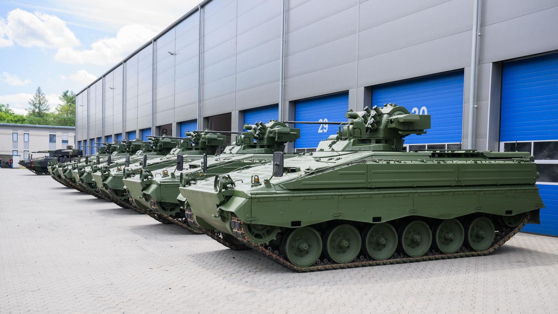 Wiederaufbereitete Marder-Schützenpanzer stehen im Rheinmetall-Werk Unterlüß. Die Ukraine soll sie noch im ersten Quartal bekommen Wiederaufbereitete Marder-Schützenpanzer stehen im Rheinmetall-Werk Unterlüß. Die Ukraine soll sie noch im ersten Quartal bekommen
