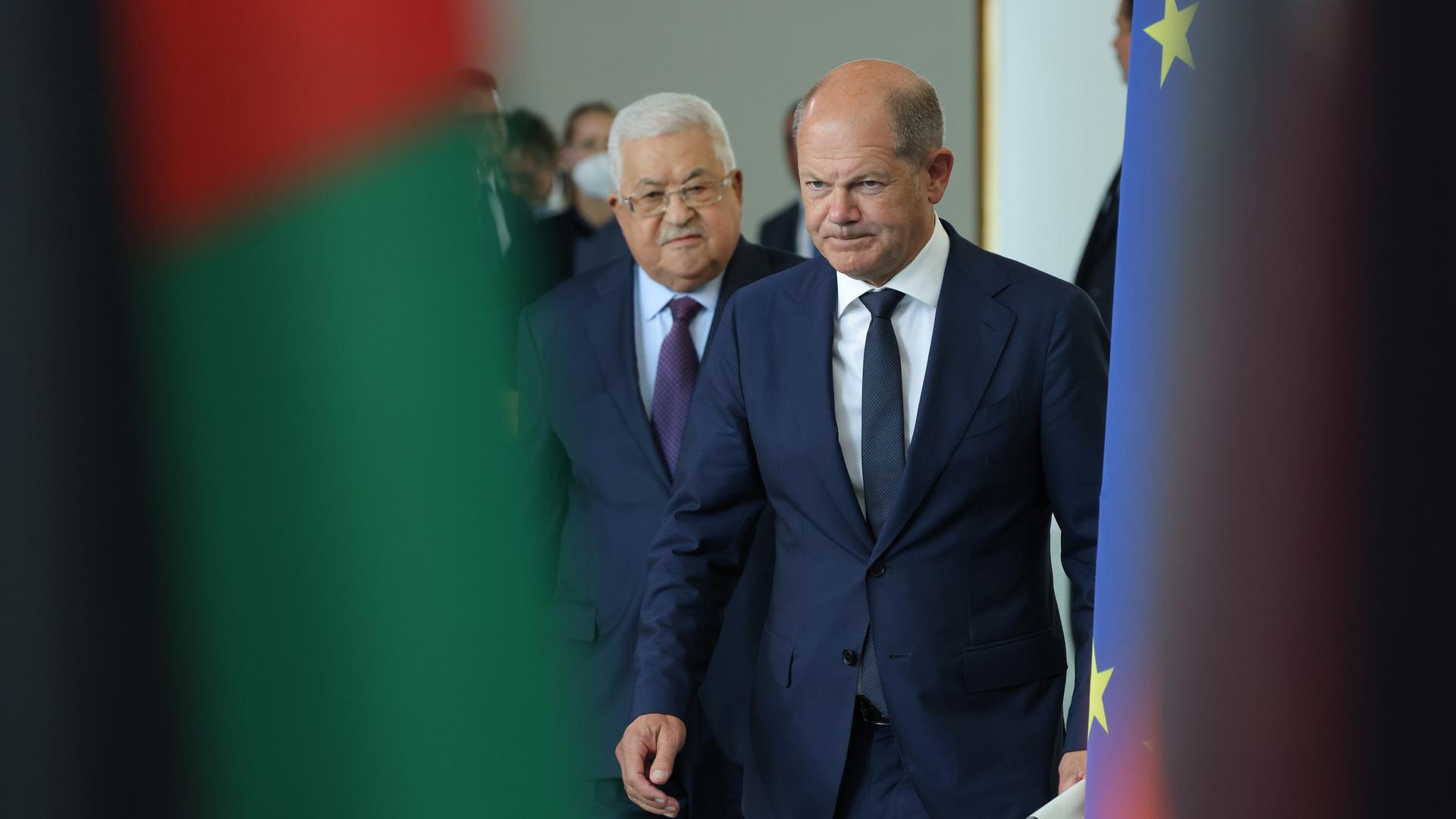 Mahmoud Abbas (L), Präsident der Palästinensischen Autonomiebehörde, und Bundeskanzler Olaf Scholz eingerahmt zwischen den offiziellen Flaggen während der Pressekonferenz. Mahmoud Abbas (L), Präsident der Palästinensischen Autonomiebehörde, und Bundeskanzler Olaf Scholz eingerahmt zwischen den offiziellen Flaggen während der Pressekonferenz.