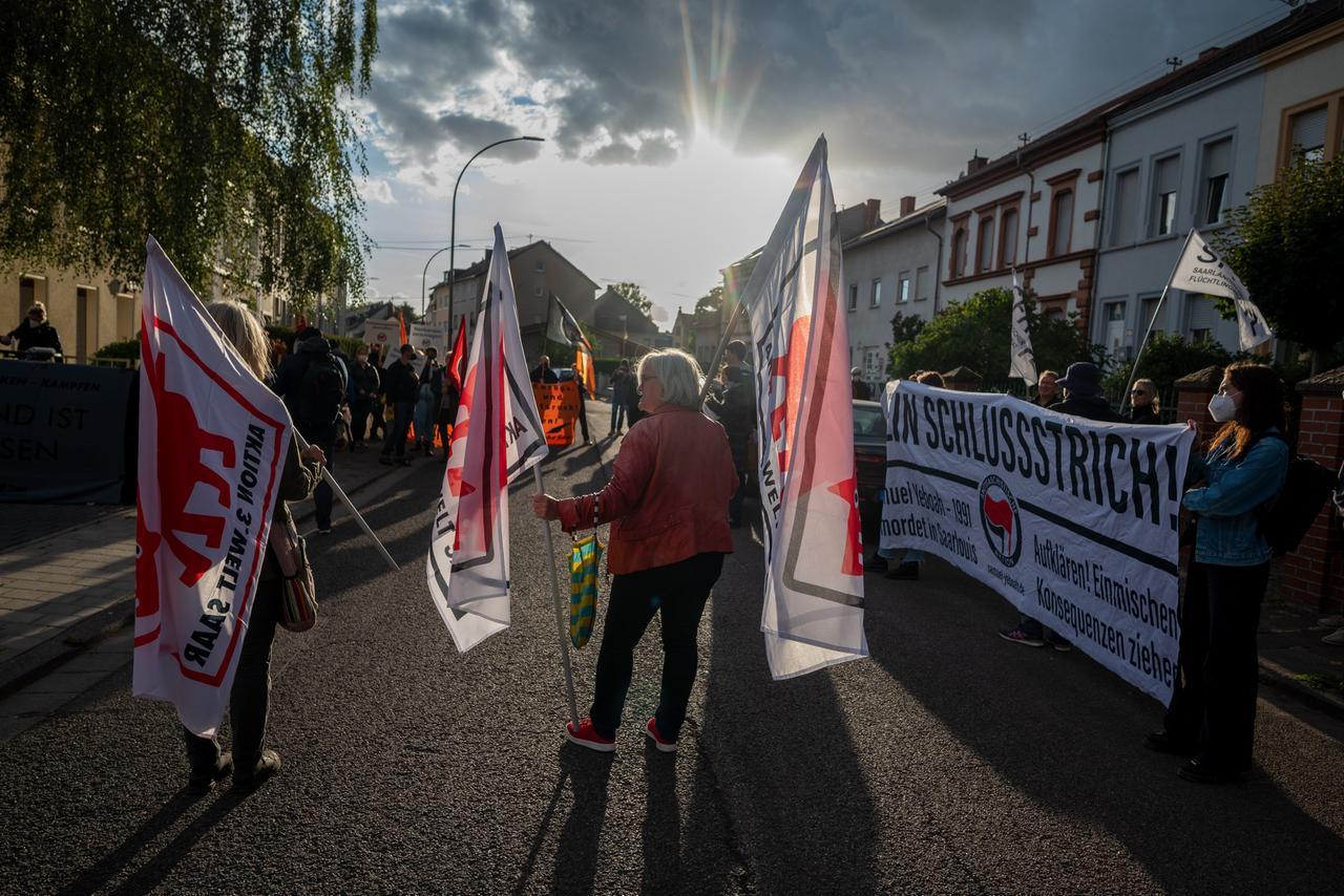 September 2022: Teilnehmer stehen bei der Gedenkkundgebung für den 1991 bei einem Brandanschlag getöteten ghanaischen Asylbewerber Samuel Yeboah September 2022: Teilnehmer stehen bei der Gedenkkundgebung für den 1991 bei einem Brandanschlag getöteten ghanaischen Asylbewerber Samuel Yeboah