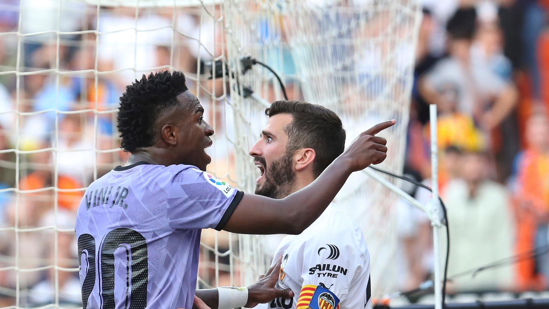 Real Madrids Spieler Vinicius Junior, links, während eines Fußballspiels der spanischen La Liga zwischen Valencia und Real Madrid. Real Madrids Spieler Vinicius Junior, links, während eines Fußballspiels der spanischen La Liga zwischen Valencia und Real Madrid.