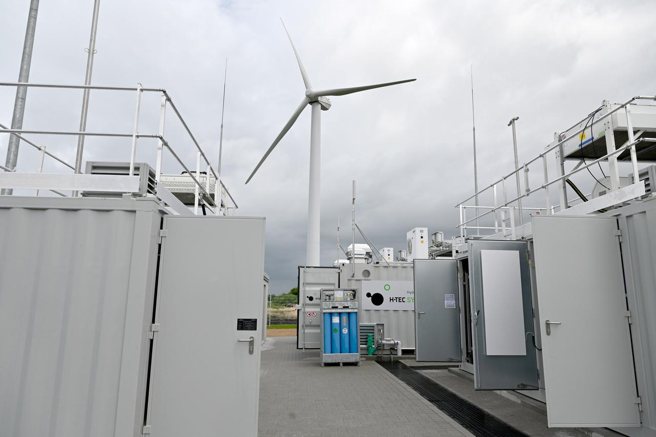 Blick auf die Wasserstoff-Produktionsanlage des größten deutschen Wasserstoffmobilitätsprojekts eFarm. Hier soll künftig mit Windkraft Wasserstoff für die Nutzung in Fahrzeugen und Betrieben hergestellt werden.