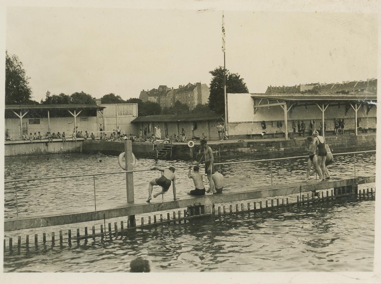 Historische schwarz weiß Aufnahme eines Freibades, um 1930 Historische schwarz weiß Aufnahme eines Freibades, um 1930