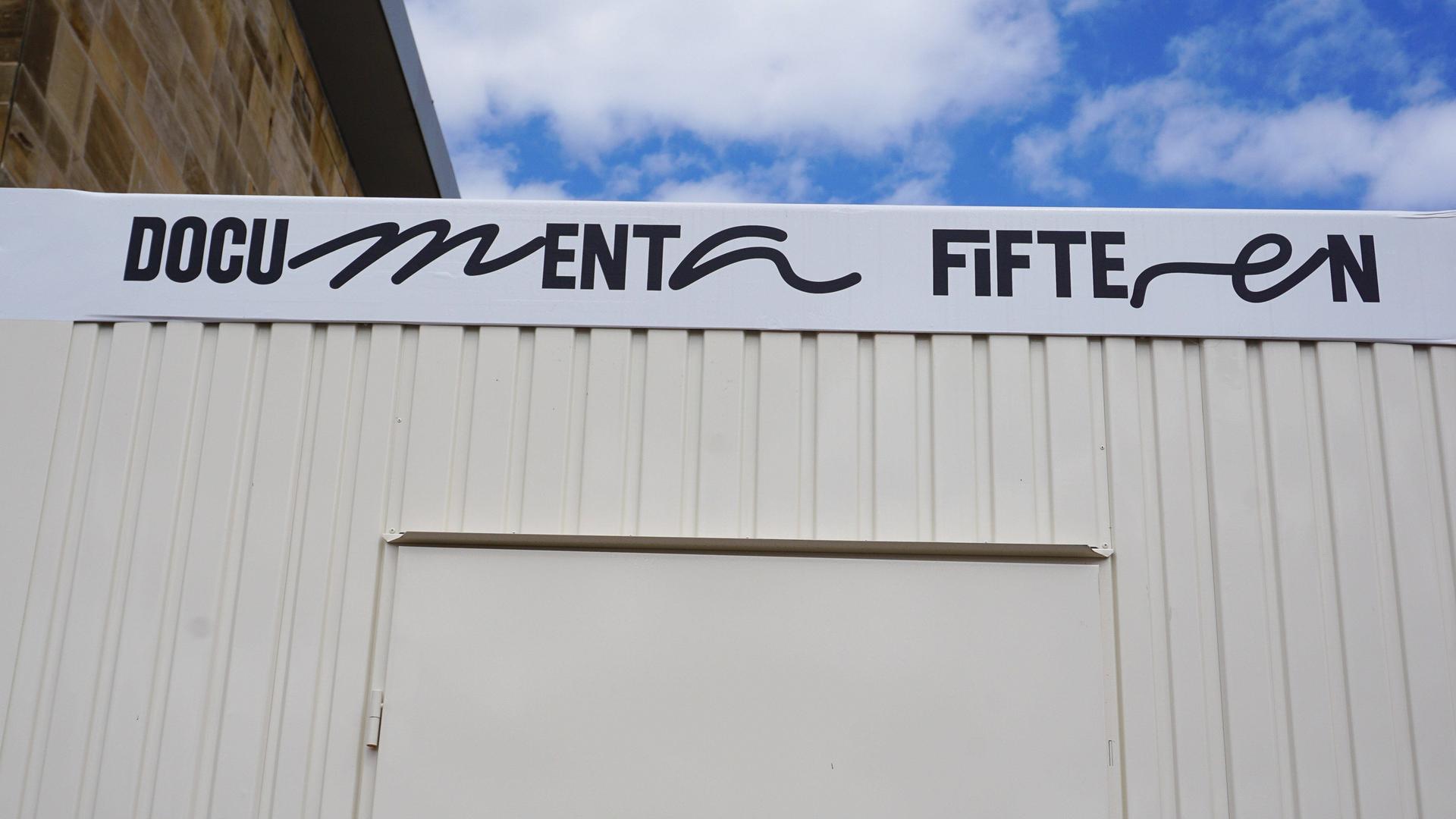 Auf einem Container vor dem Documentagelände in Kassel prangt die Aufschrift "Documenta Fifteen". Die Fenster des Containers sind geschlossen. Auf einem Container vor dem Documentagelände in Kassel prangt die Aufschrift "Documenta Fifteen". Die Fenster des Containers sind geschlossen.