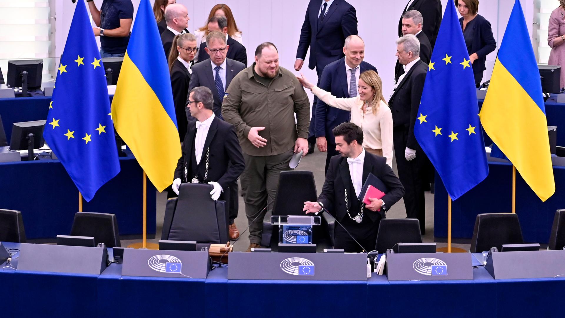 Ruslan Stefantschuk im Europäischen Parlament, umringt von Abgeordneten und EU- und ukrainischen Nationalflaggen. Ruslan Stefantschuk im Europäischen Parlament, umringt von Abgeordneten und EU- und ukrainischen Nationalflaggen.