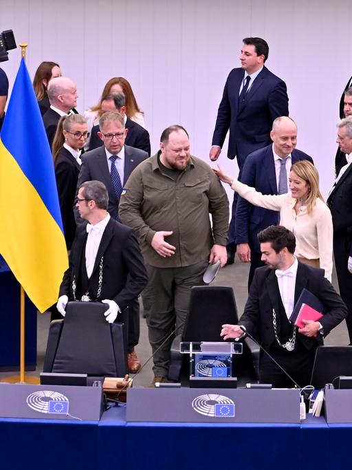 Ruslan Stefantschuk im Europäischen Parlament, umringt von Abgeordneten und EU- und ukrainischen Nationalflaggen.