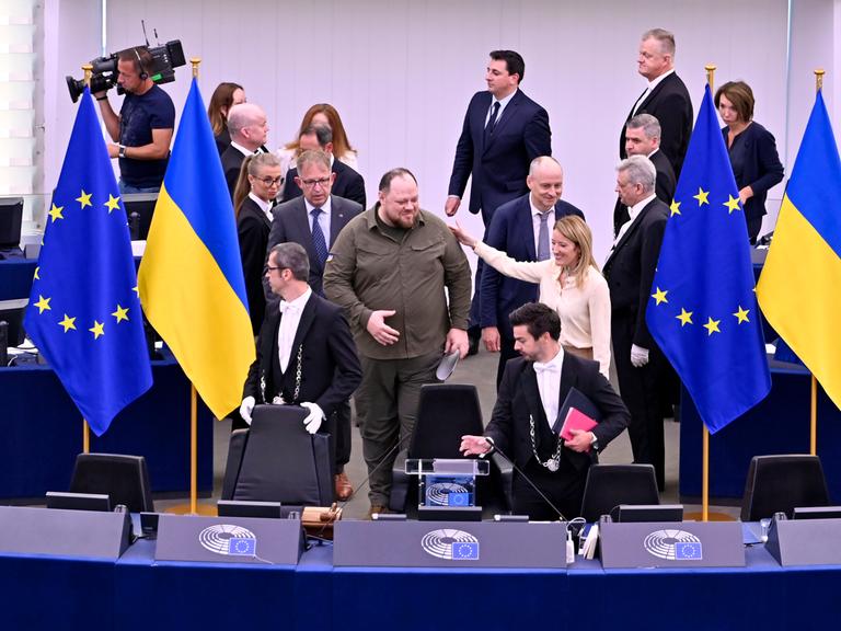 Ruslan Stefantschuk im Europäischen Parlament, umringt von Abgeordneten und EU- und ukrainischen Nationalflaggen.