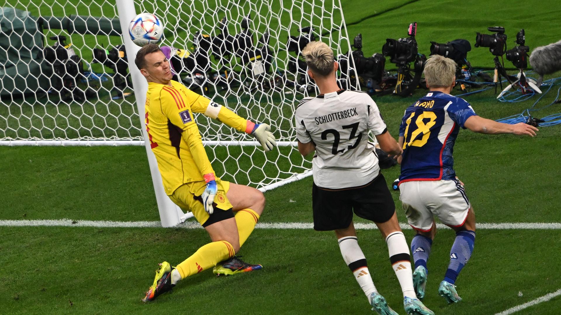 Katar, Al-Rajjan: Fußball, WM 2022 in Katar, Vorrunde, Gruppe E, Spieltag 1, im Chalifa International Stadium in Al-Rajjan, Japans Takuma Asano trifft gegen Deutschlands Nico Schlotterbeck und Deutschlands Torwart Manuel Neuer zum 1-2. Katar, Al-Rajjan: Fußball, WM 2022 in Katar, Vorrunde, Gruppe E, Spieltag 1, im Chalifa International Stadium in Al-Rajjan, Japans Takuma Asano trifft gegen Deutschlands Nico Schlotterbeck und Deutschlands Torwart Manuel Neuer zum 1-2.