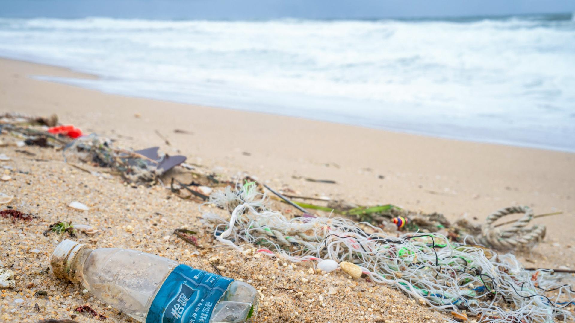 Südkorea: Plastikmüll am Strand der koreanischen Küstenstadt Gangneung. Südkorea: Plastikmüll am Strand der koreanischen Küstenstadt Gangneung.