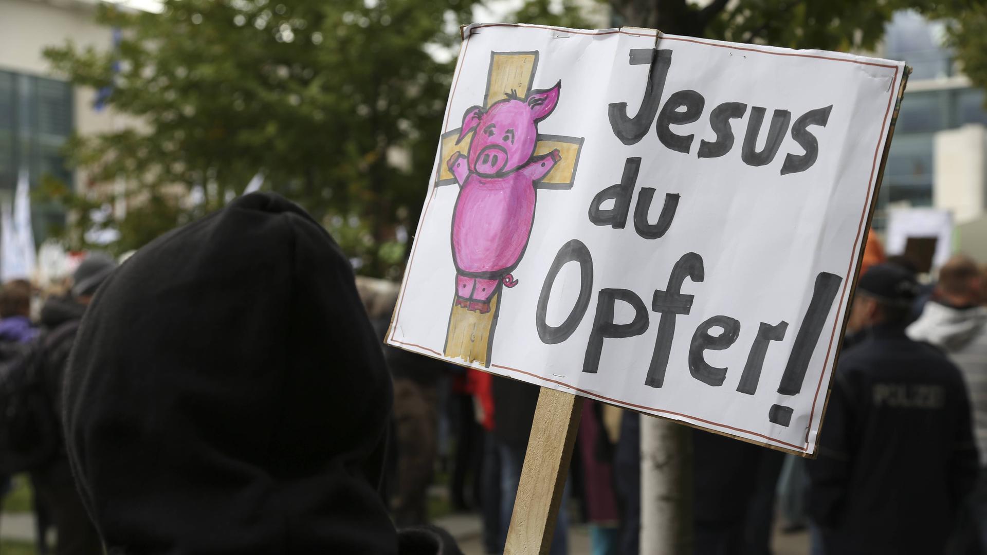 Ein Demonstrant auf einer Demo gegen christlichen Fundamentalismus Ein Demonstrant auf einer Demo gegen christlichen Fundamentalismus