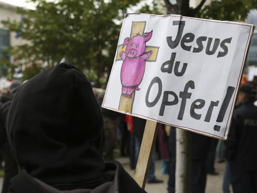 Ein Demonstrant auf einer Demo gegen christlichen Fundamentalismus