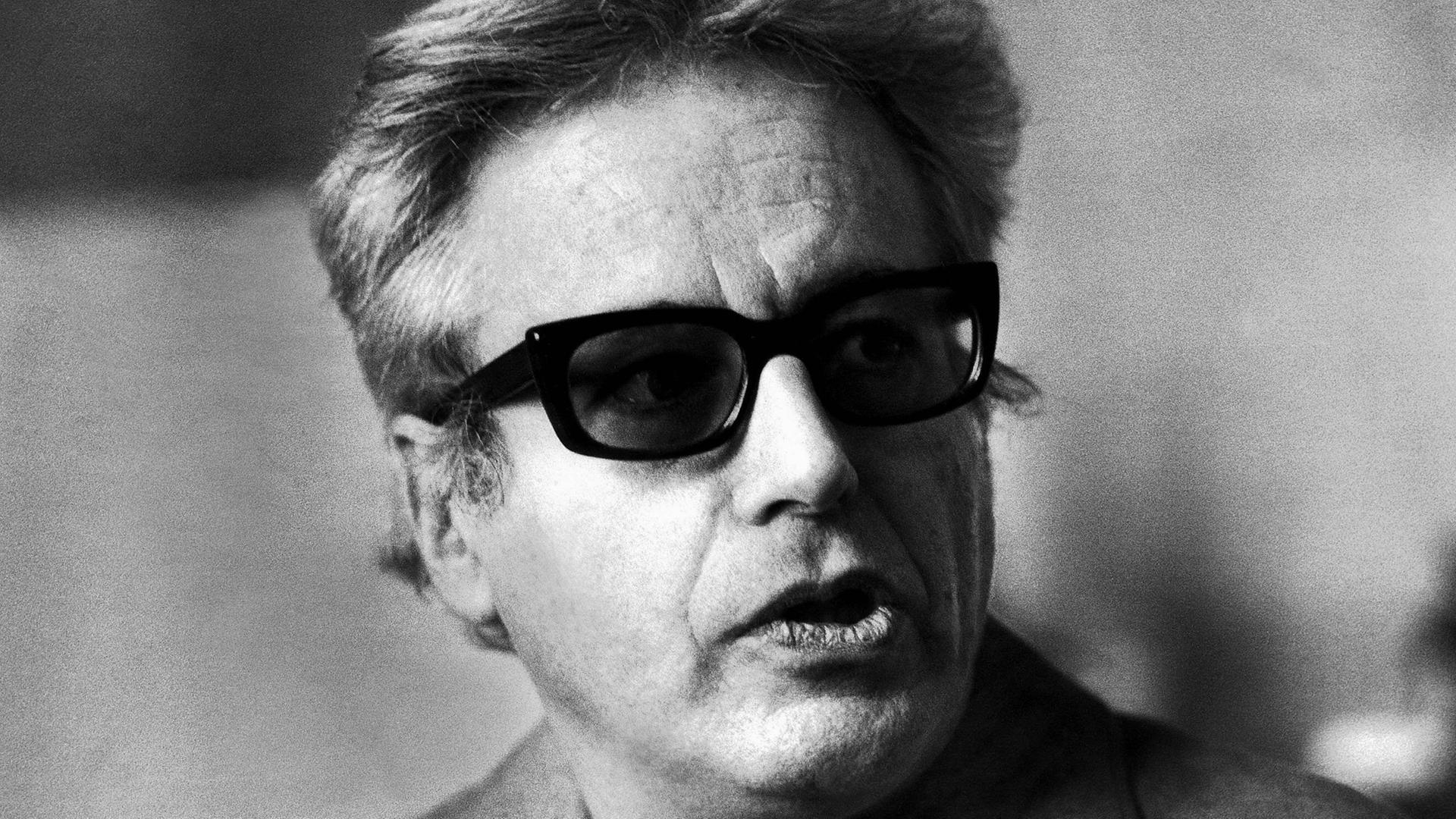 Ein Mann mit Sonnenbrille - es ist der Komponist György Ligeti. Ein Mann mit Sonnenbrille - es ist der Komponist György Ligeti.