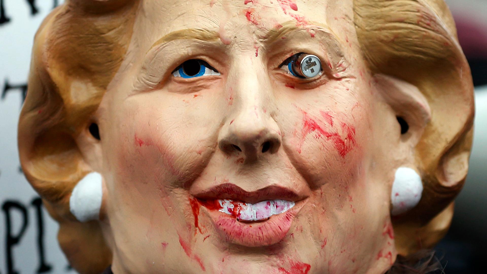 Das Bild zeigt eine verunstaltete Maske, die die ehemalige britische Premierministerin Margaret Thatcher darstellen soll. Das Gesicht ist mit Blut beschmiert, ein Auge hängt aus der Augenhöhle. Das Bild zeigt eine verunstaltete Maske, die die ehemalige britische Premierministerin Margaret Thatcher darstellen soll. Das Gesicht ist mit Blut beschmiert, ein Auge hängt aus der Augenhöhle.