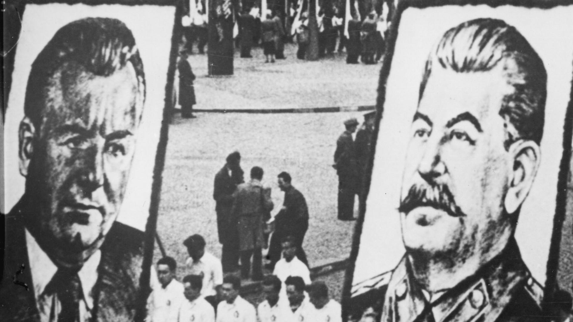 Die Tschechoslowakei nach dem kommunistischen Staatsstreich 1948: bei der Kundgebung am 1. Mai 1949 in Prag werden Porträts von Staatspräsident Klement Gottwald und Josef Stalin  präsentiert.