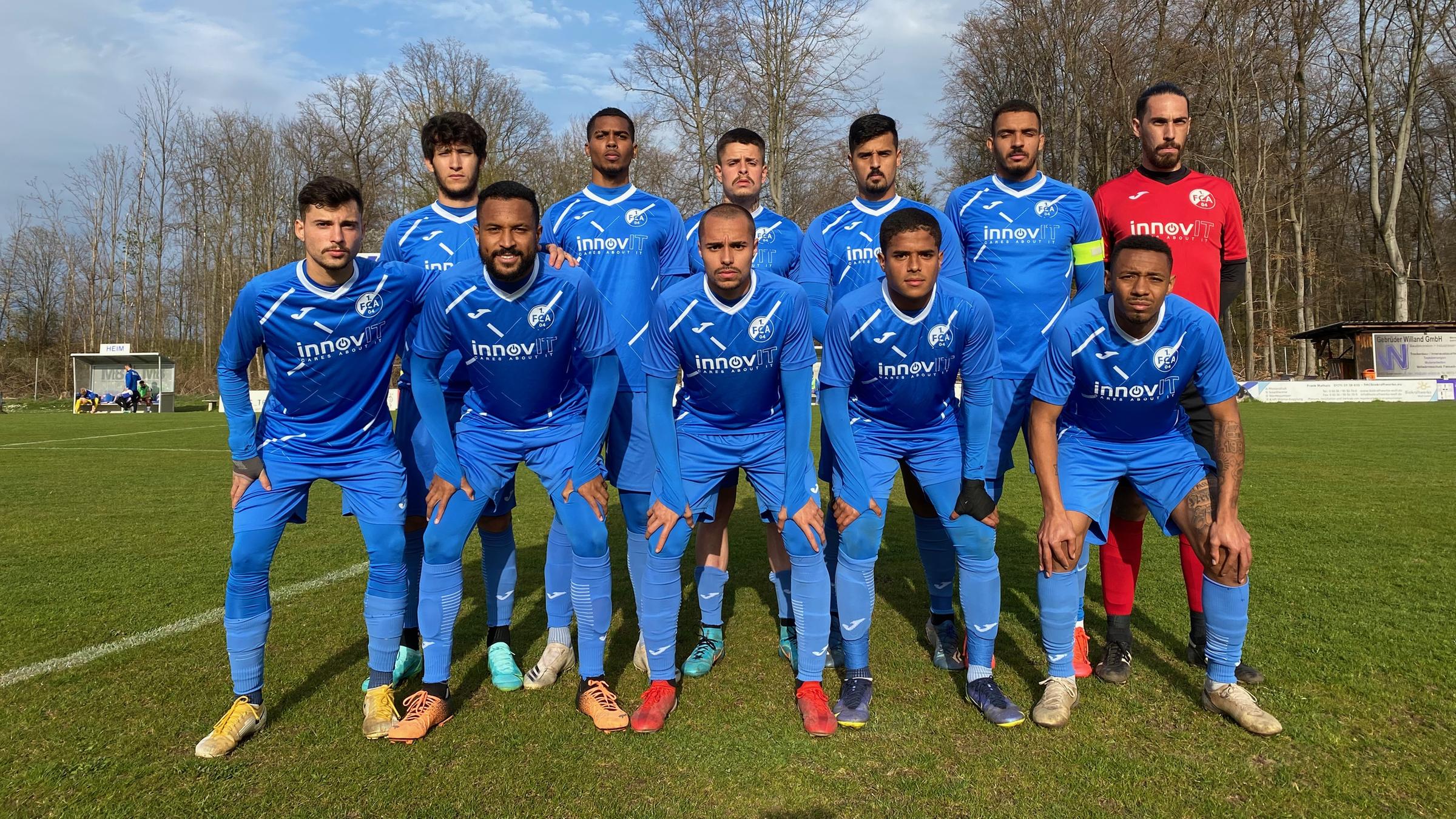 ein Fußballteam hat sich zum Gruppenfoto aufgestellt