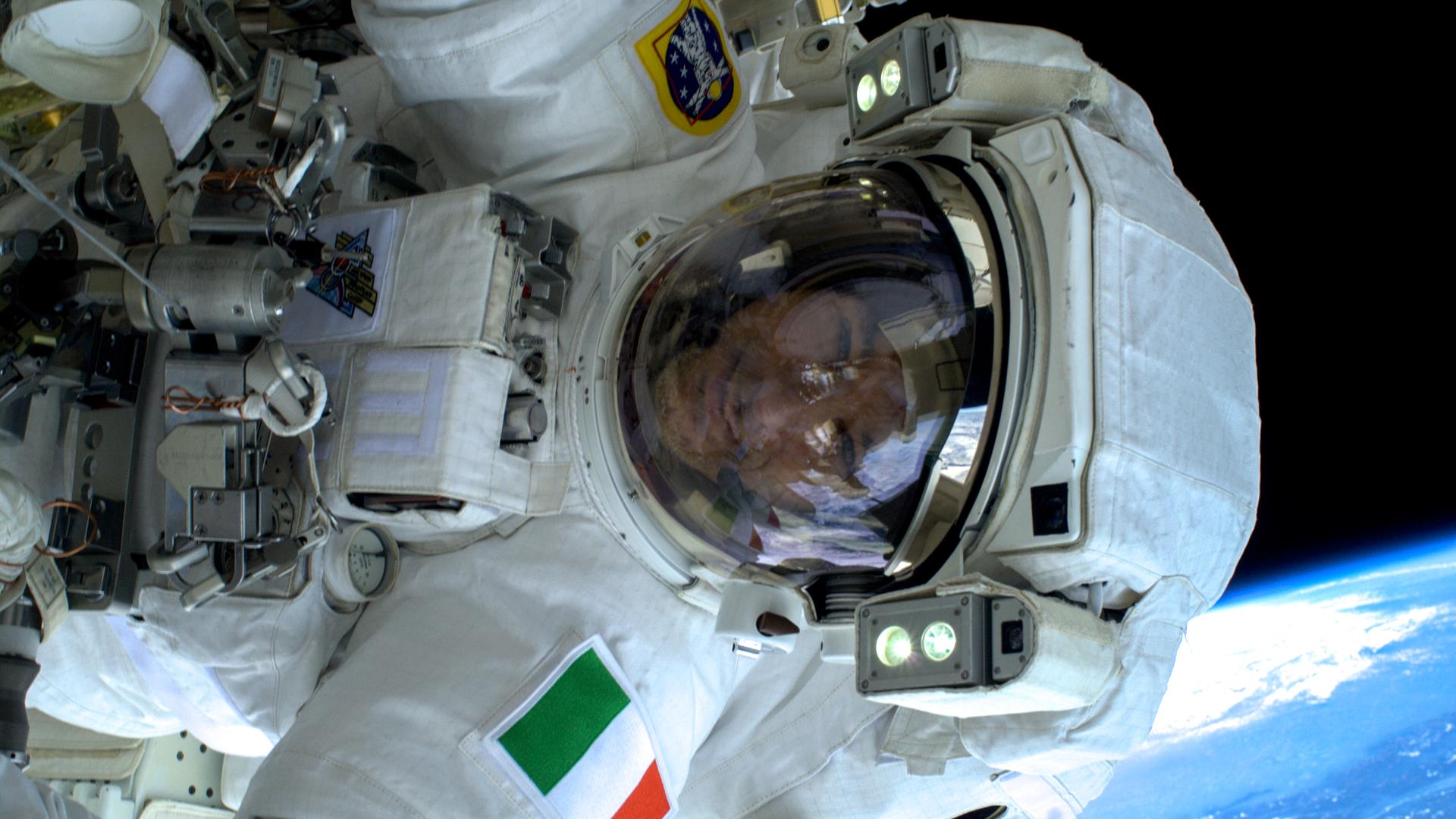 Luca Parmitano mit einem Weltraumanzug bei einem Einsatz außerhalb der ISS. Luca Parmitano mit einem Weltraumanzug bei einem Einsatz außerhalb der ISS.