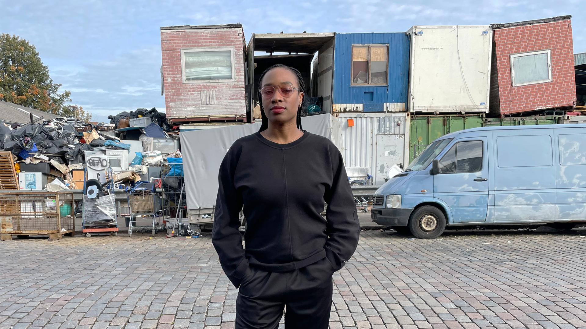 Karimah Ashadu steht auf einem Schrottplatz. Karimah Ashadu steht auf einem Schrottplatz.