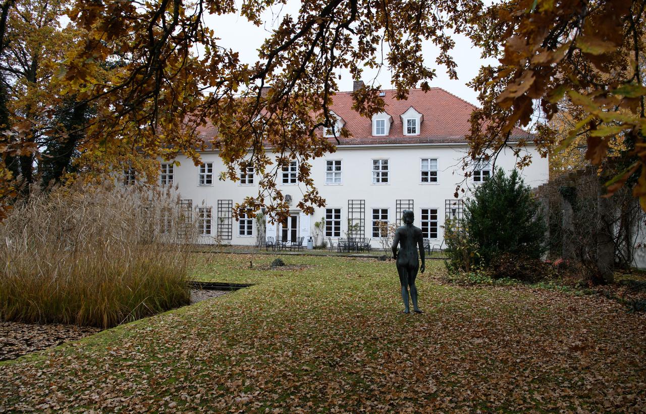 Die Präsidentvilla auf dem Gelände des Bundesnachrichtendienstes (BND) im herbstlichen Park. Die Präsidentvilla auf dem Gelände des Bundesnachrichtendienstes (BND) im herbstlichen Park.