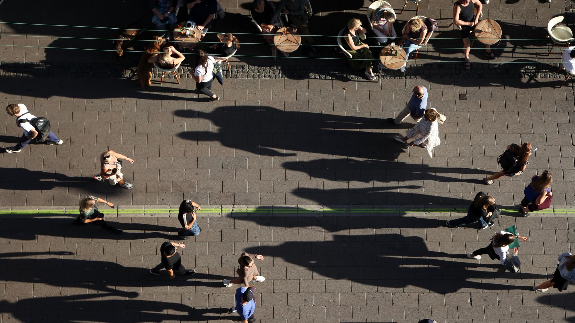 Passanten spazieren und shoppen in Kopenhagen
Passanten spazieren und shoppen in Kopenhagen