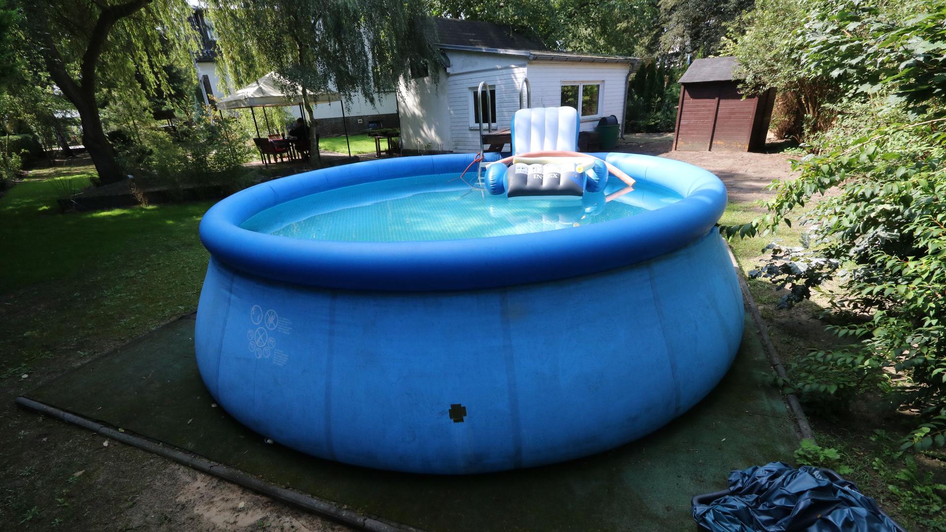 Ein Pool in einem Garten Ein Pool in einem Garten