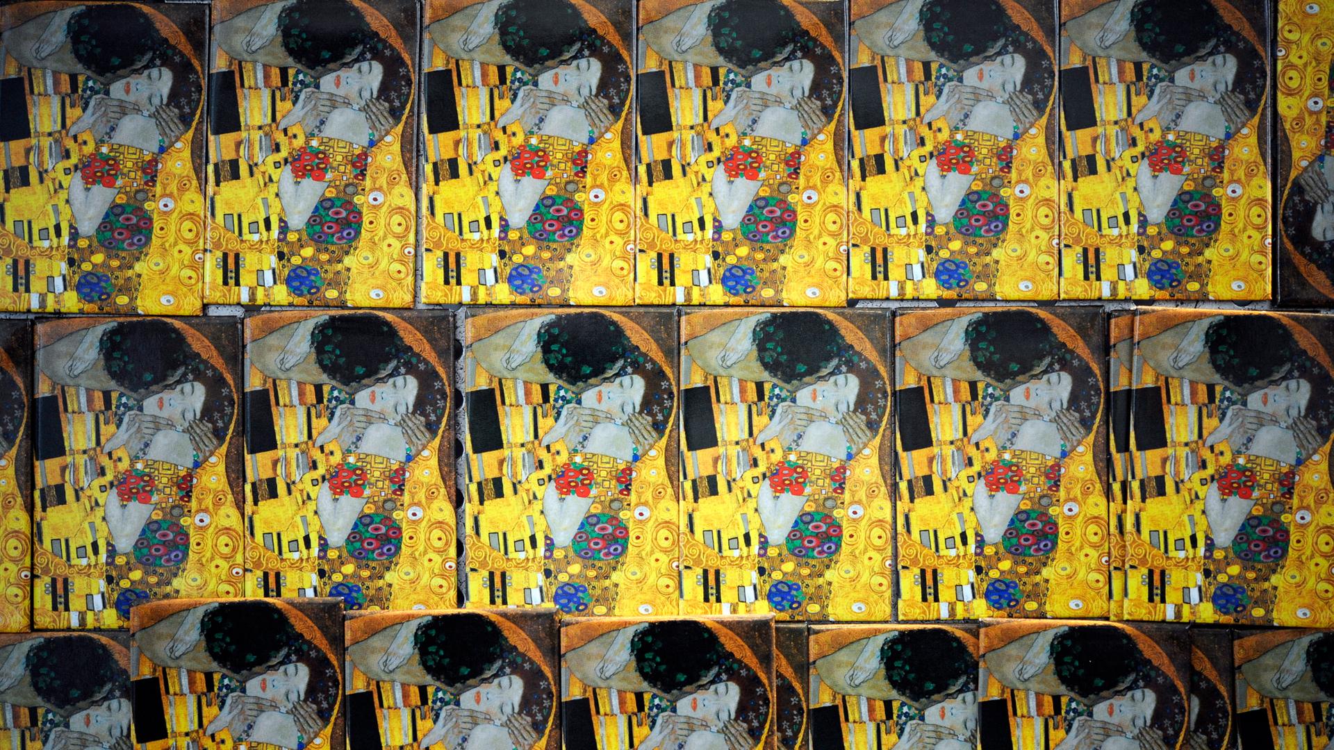 Viele kleine Versionen des Gemäldes "Der Kuss" von Gustav Klimt. Ein Mann küsst ein Frau, gemalt im Jugendstil. Viele kleine Versionen des Gemäldes "Der Kuss" von Gustav Klimt. Ein Mann küsst ein Frau, gemalt im Jugendstil.