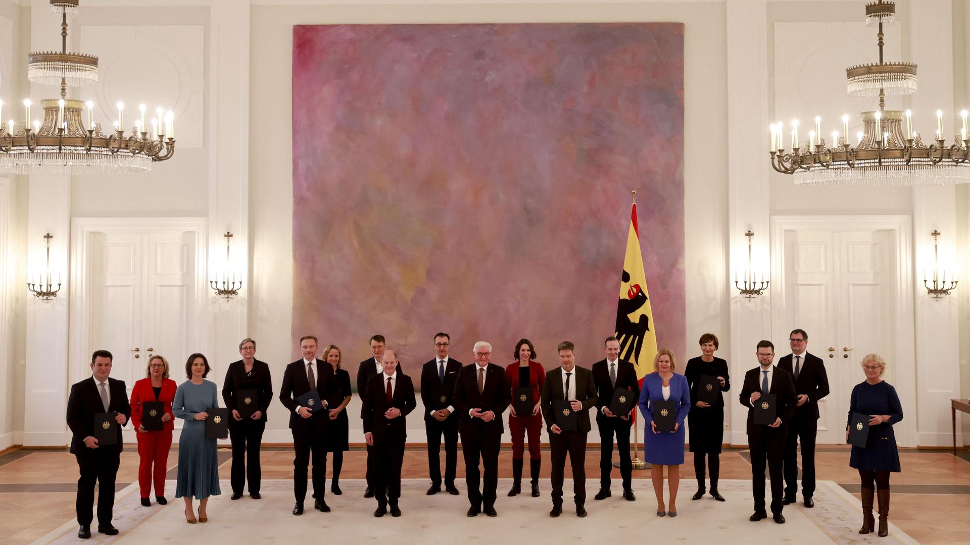 Die Minister und Ministerinnen von der neuen Bundes-Regierung stehen nebeneinander. Die Minister und Ministerinnen von der neuen Bundes-Regierung stehen nebeneinander.