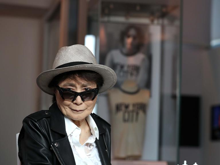 Die Künstlerin Yoko Ono mit Hut und Sonnenbrille. 