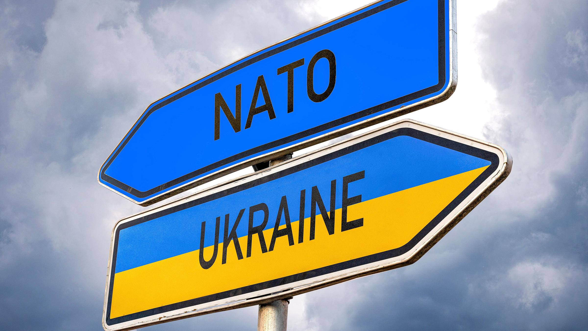 Schild mit der Aufschrift NATO und Ukraine FOTOMONTAGE