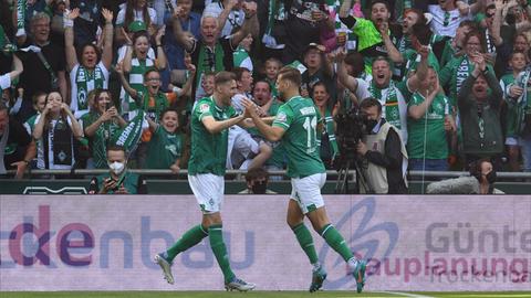 Werder Bremens Niclas Füllkrug (r) jubelt mit Marvin Ducksch über sein Tor zum 1:0 gegen Regensburg.