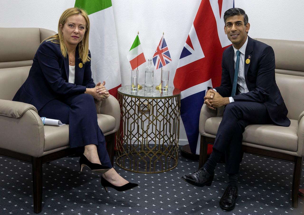 Italiens Premierministerin Giorgia Meloni und der Britische Premierminister Rishi Sunak bei einem Treffen am Rande der Klimakonferenz COP27 in Ägypten Italiens Premierministerin Giorgia Meloni und der Britische Premierminister Rishi Sunak bei einem Treffen am Rande der Klimakonferenz COP27 in Ägypten