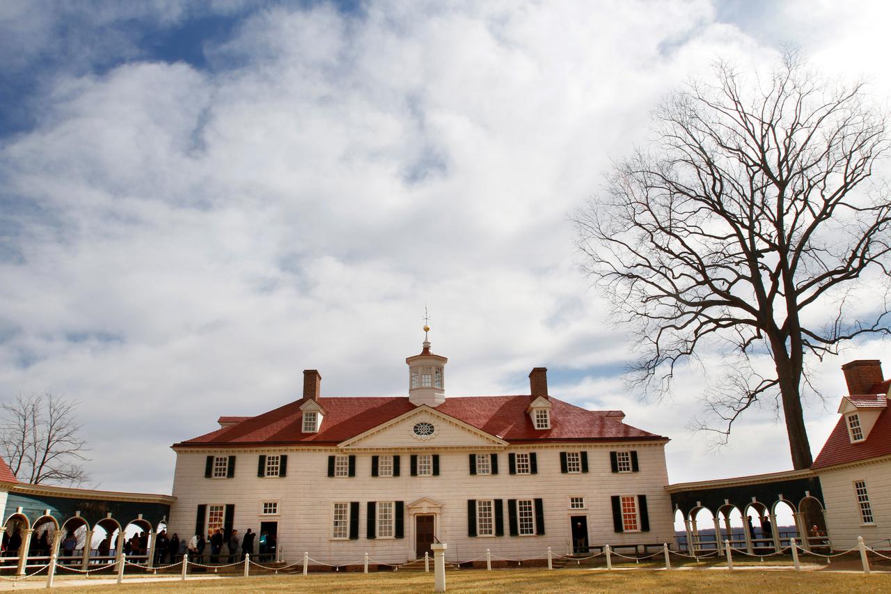 Außenansicht des Hauses in Mount Vernon in Ohio, Landsitz des ersten Präsidenten der Vereinigten Staaten, George Washington Außenansicht des Hauses in Mount Vernon in Ohio, Landsitz des ersten Präsidenten der Vereinigten Staaten, George Washington