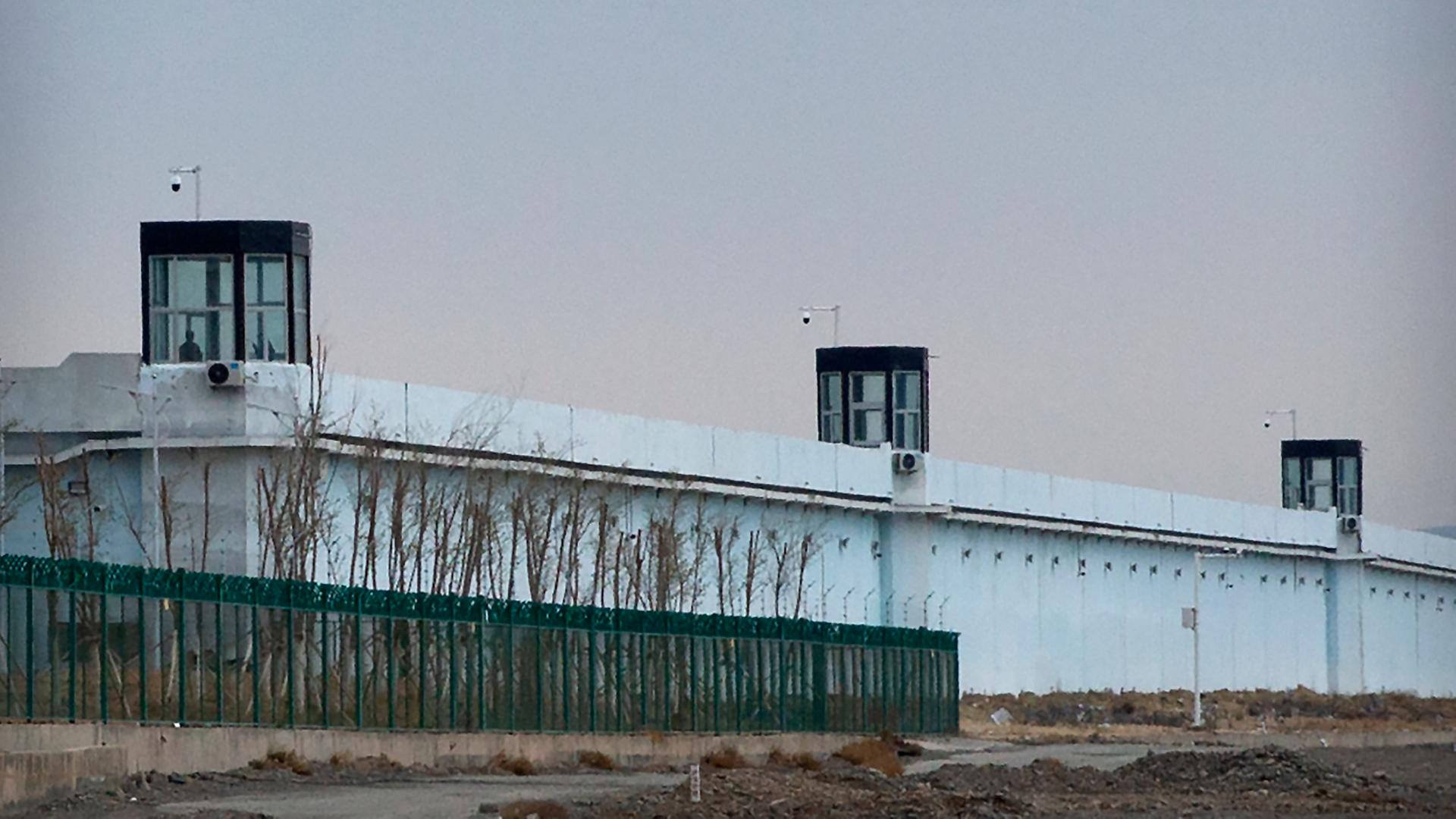Eine Person steht in einem Turm am Rande des Internierungslagers Nr. 3 in Dabancheng. Eine Person steht in einem Turm am Rande des Internierungslagers Nr. 3 in Dabancheng.