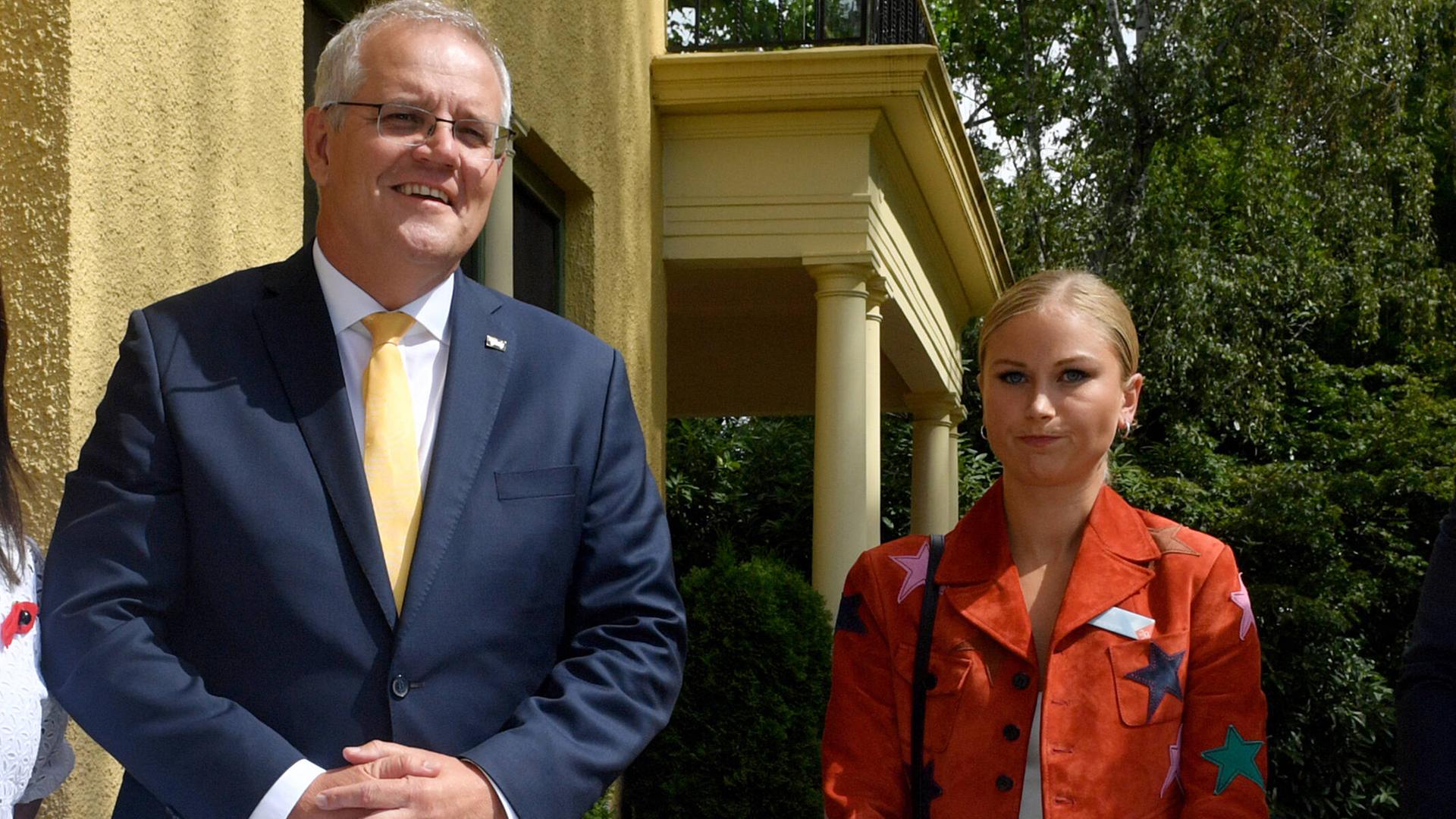 Die Aktivistin Grace Tame steht bei einem Empfang vor der Residenz des australischen Premierministers neben Scott Morrison Die Aktivistin Grace Tame steht bei einem Empfang vor der Residenz des australischen Premierministers neben Scott Morrison