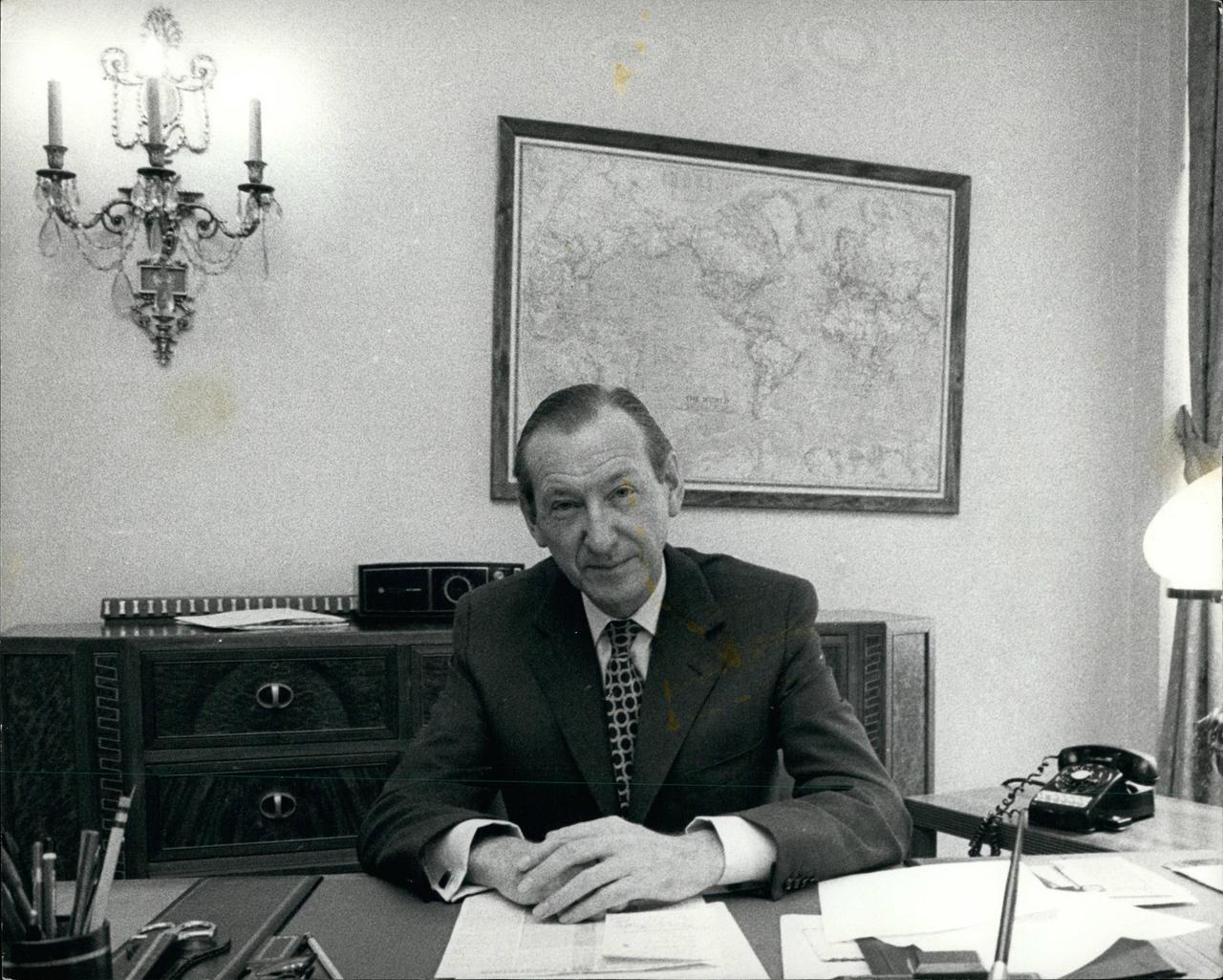 Kurt Waldheim am Schreibtisch in einem Büro 1971.