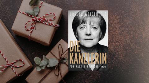 Buchcover zu Ursula Weidenfelds "Die Kanzlerin". Im Hintergrund braune Päckchen mit rot-weißen Schleifen.