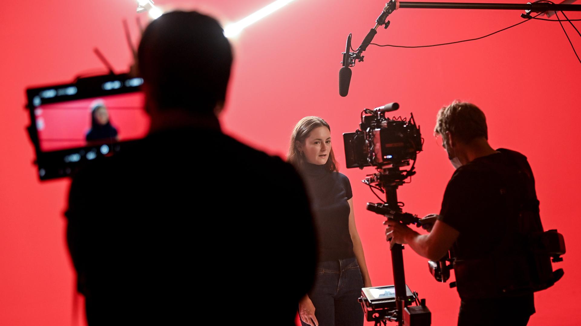 Die Schauspielerin Lea van Acken steht bei den Dreharbeiten für einen Kurzfilm vor der Kamera. Die Schauspielerin Lea van Acken steht bei den Dreharbeiten für einen Kurzfilm vor der Kamera.