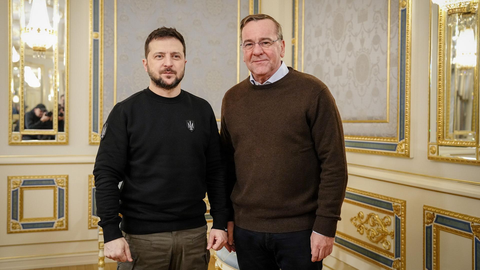 Ukraine, Kiew: Boris Pistorius (r, SPD), Bundesminister der Verteidigung, wird von Wolodymyr Selenskyj, Präsident der Ukraine, im Präsidentenpalast empfangen. Ukraine, Kiew: Boris Pistorius (r, SPD), Bundesminister der Verteidigung, wird von Wolodymyr Selenskyj, Präsident der Ukraine, im Präsidentenpalast empfangen.