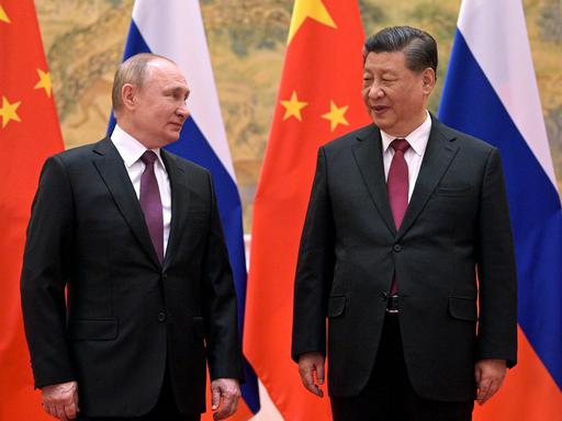Die Staatschefs von Russland und China, Wladimir Putin und Xi Jinping (v.l.), während eines Treffens in Peking (aufgenommen am 4. Februar 2022) 