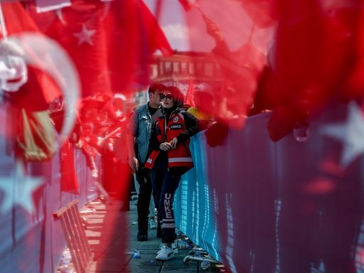 Meer türkischer Flaggen bei einer Wahlveranstaltung des amtierenden türkischen Präsidenten Erdoğan am 26. Mai 2023 kurz vor der Stichwahl um das Präsidentenamt.