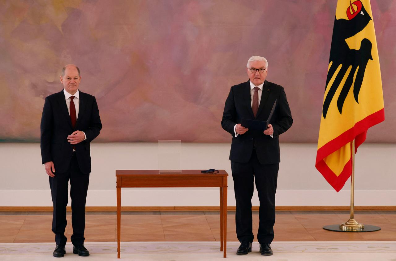 Olaf Scholz steht neben Bundespräsident Steinmeier. Olaf Scholz steht neben Bundespräsident Steinmeier.