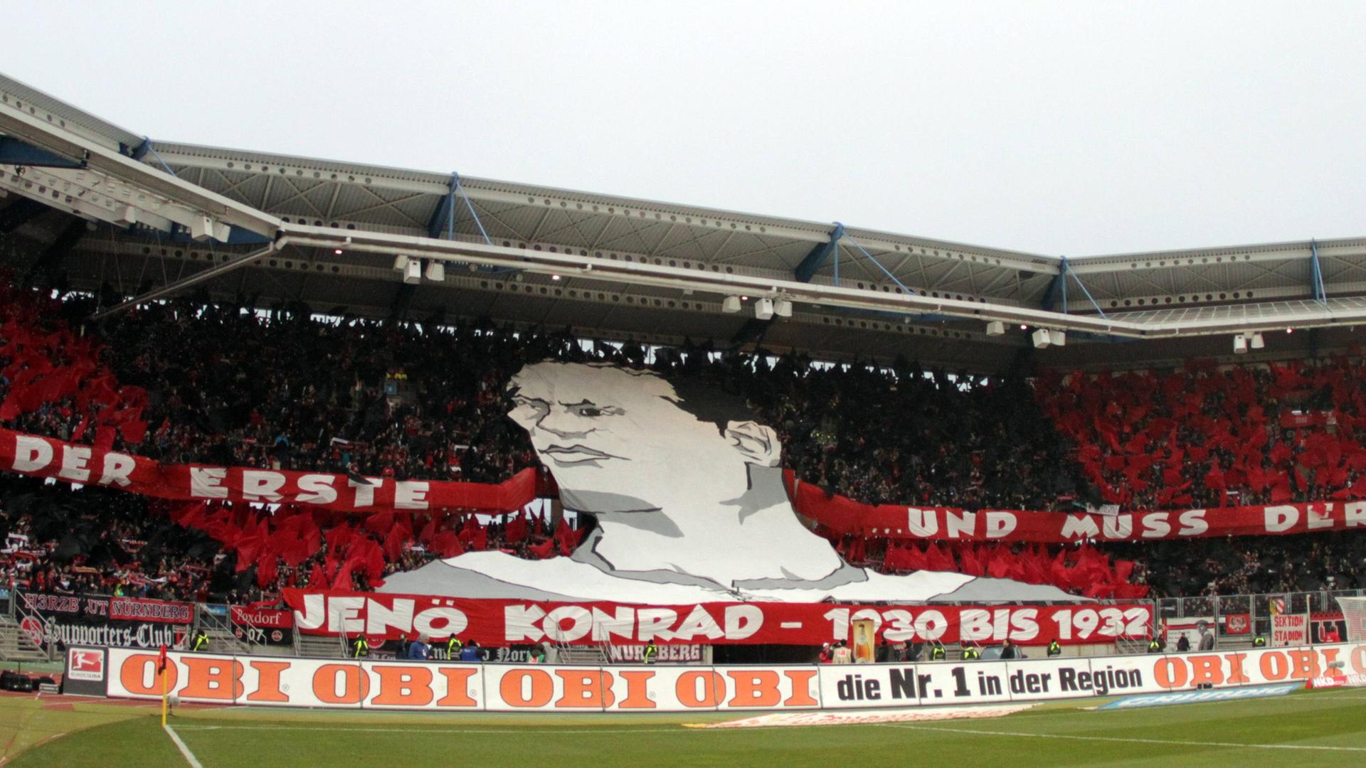 Die Fans des 1. FC Nürnberg gedenken dem Juden Jenö Konrad mit einer Choerographie.